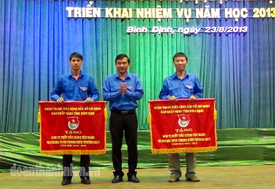 Đ/c Nguyễn Xuân Vĩnh - Phó Bí thư Tỉnh Đoàn trao cờ cho các đơn vị đạt thành tích xuất sắc.